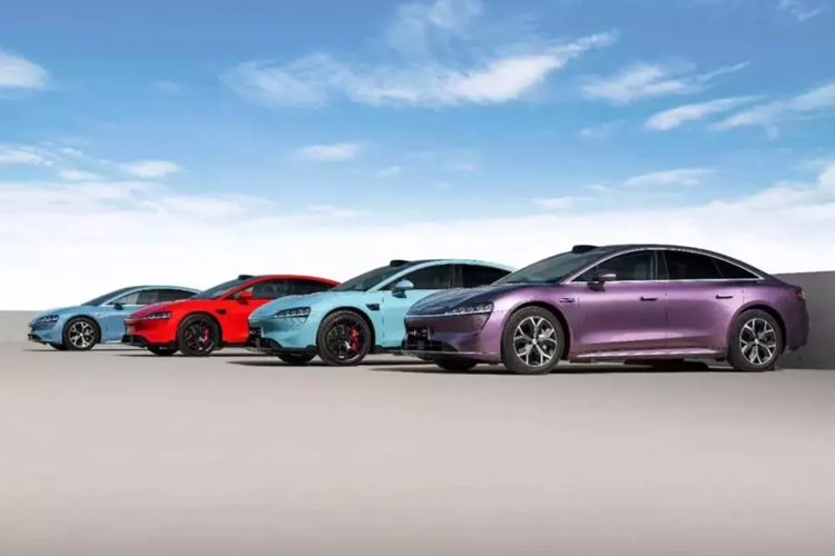 Vào tháng 10 vừa qua, Luxeed S7 2025 mới chỉ bán được 2.522 chiếc. Cho đến nay, hiệu suất bán hàng của thương hiệu con nhà Huawei vẫn còn khá ảm đạm. Vào tháng 12 năm ngoái, chỉ có 784 chiếc được bán ra, và vào tháng 1 và tháng 2 năm nay, chỉ có 604 và 794 chiếc được bán ra.