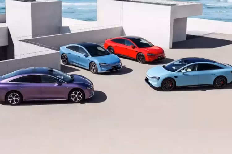 Chính điều này mà đã dẫn đến việc mẫu xe sedan Luxeed S7 mới sẽ ra mắt, nó cung cấp bốn màu sơn ngoại thất: đỏ, tím, xanh lam và xanh lam nhạt. Ngược lại, các mẫu xe hiện tại cung cấp năm màu: trắng, bạc, đen, be và xanh lam. Theo nhân viên bán hàng của HIMA, đợt bán trước dự kiến sẽ mở vào ngày 10/11.