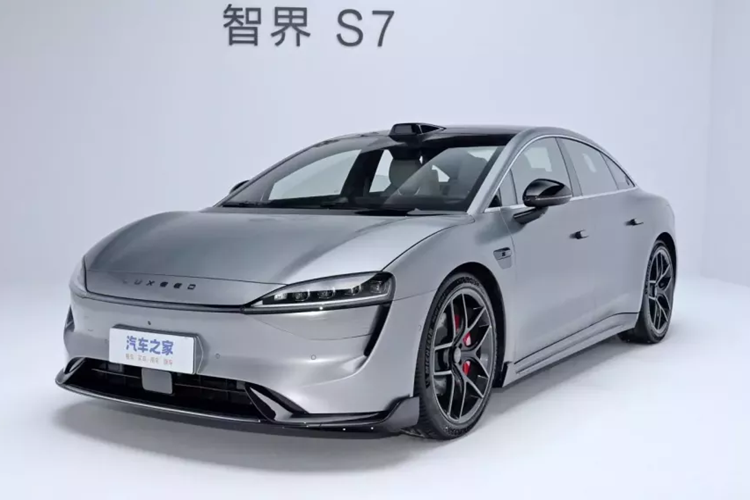 Khả năng tăng tốc từ 0 - 100 km/h là 3,3 giây. Phiên bản động cơ đơn có công suất tối đa là 215 kW (288 mã lực), thời gian tăng tốc từ 0 - 100 km/h là 5,4 giây và phạm vi hoạt động là 855 km (với bộ pin lithium ba thành phần 100 kWh).