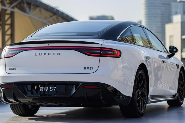 Tổng công suất của động cơ không đồng bộ AC phía trước và động cơ đồng bộ nam châm vĩnh cửu phía sau cho phiên bản AWD là 365 kW (489 mã lực).