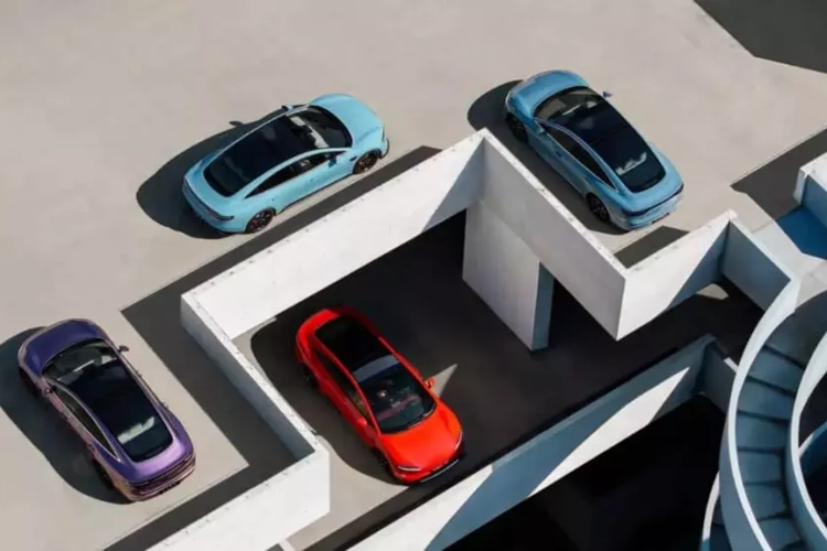 Chiếc xe sedan điện Luxeed S7 mới này bổ sung nhiều loại sơn ngoại thất và vành xe 19/20 inch cùng màu, và được trang bị nền tảng điện silicon carbide điện áp cao DriveONE 800V của Huawei cùng các phiên bản lái xe thông minh cơ bản hoặc nâng cao ADS 3.0.