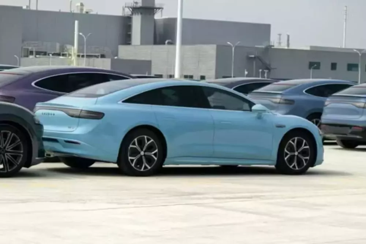 Ngoại thất của Luxeed S7 mới tiếp tục thiết kế của mẫu xe hiện tại, với mặt trước khép kín và đèn pha thanh mảnh, tay nắm cửa ẩn và đèn hậu dạng xuyên thấu. Một số mẫu xe được hiển thị trong hình ảnh chính thức vẫn tiếp tục được trang bị lidar trên nóc xe.