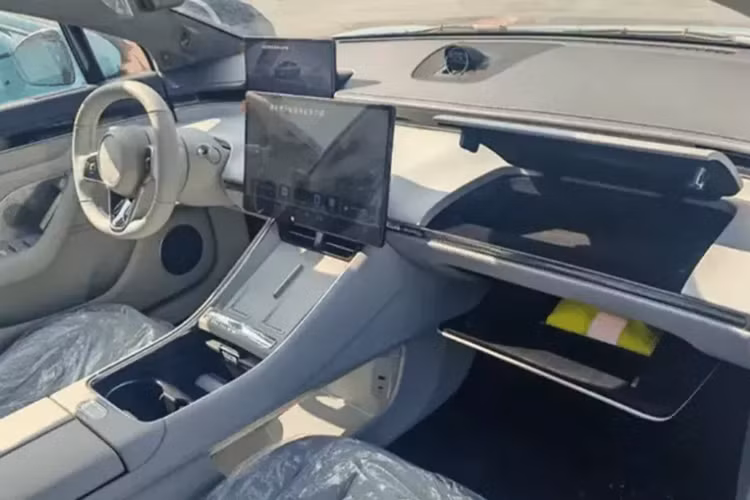 Bên trong, buồng lái được trang bị vô lăng ba chấu, bảng điều khiển, màn hình điều khiển trung tâm nổi và bảng điều khiển trung tâm nhiều lớp đi kèm với sạc không dây cho điện thoại di động, giá để cốc và không gian lưu trữ bổ sung ở phần dưới. Hệ điều hành được hỗ trợ bởi HarmonyOS 4 của Huawei.