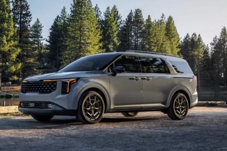 Khu vực cản trước và sau của xe cũng được thiết kế mới nhìn thể thao hơn. Mẫu xe MPV Kia Carnival 2025 được trang bị bộ mâm đa chấu có kích thước từ 17 - 19 inch, tùy phiên bản. Về nội thất, bên trong khoang cabin của Carnival mới được trang bị nhiều tiện nghi hiện đại tùy theo từng phiên bản.