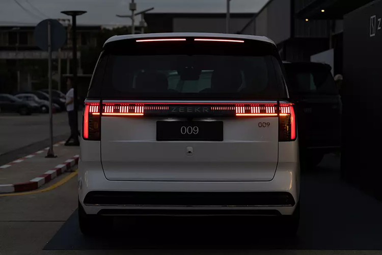 Cung cấp năng lượng cho các động cơ là pin niken mangan coban (NMC) 116 kWh cho phép phạm vi hoạt động lên tới 582 km theo tiêu chuẩn WLTP, trong khi thời gian tăng tốc từ 0-100 km/h và tốc độ tối đa lần lượt là 4,5 giây và 230 km/h.