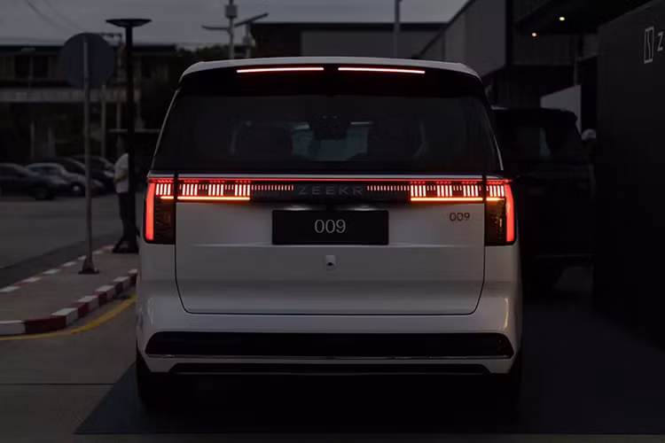 Cung cấp năng lượng cho các động cơ là pin niken mangan coban (NMC) 116 kWh cho phép phạm vi hoạt động lên tới 582 km theo tiêu chuẩn WLTP, trong khi thời gian tăng tốc từ 0-100 km/h và tốc độ tối đa lần lượt là 4,5 giây và 230 km/h.