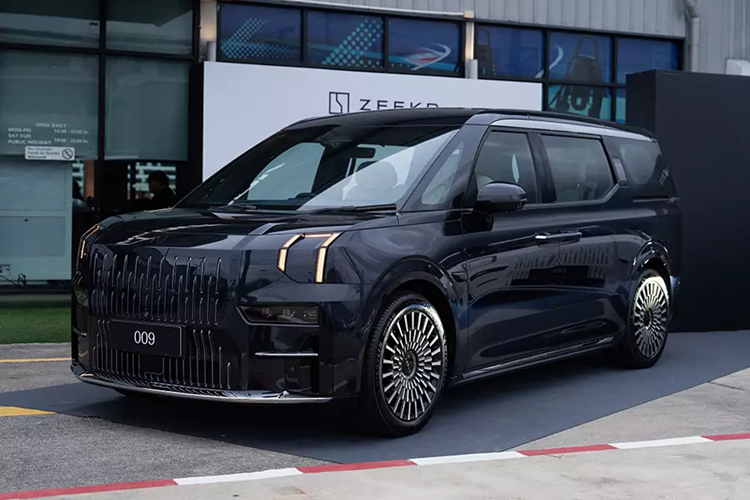 Mẫu xe MPV chạy điện Zeekr 009 tại thị trường Thái Lan có hai động cơ điện cho tổng công suất 603 mã lực (hoặc 450 kW) và mô-men xoắn 693 Nm.