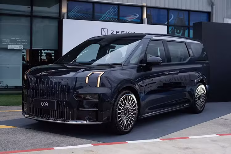 Mẫu xe MPV chạy điện Zeekr 009 tại thị trường Thái Lan có hai động cơ điện cho tổng công suất 603 mã lực (hoặc 450 kW) và mô-men xoắn 693 Nm.