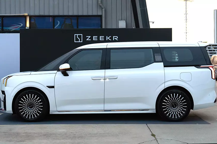 Như vậy khi so với đối thủ trực tiếp tại Thái Lan là Toyota Alphard và Vellfire có giá dao động từ 4,129 triệu đến 4,499 triệu Baht (khoảng 3,08 tỷ đến 3,3 tỷ đồng) thì mức giá xe Zeekr 009 2025 đang ở mức hấp dẫn hơn.