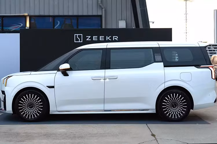 Như vậy khi so với đối thủ trực tiếp tại Thái Lan là Toyota Alphard và Vellfire có giá dao động từ 4,129 triệu đến 4,499 triệu Baht (khoảng 3,08 tỷ đến 3,3 tỷ đồng) thì mức giá xe Zeekr 009 2025 đang ở mức hấp dẫn hơn.