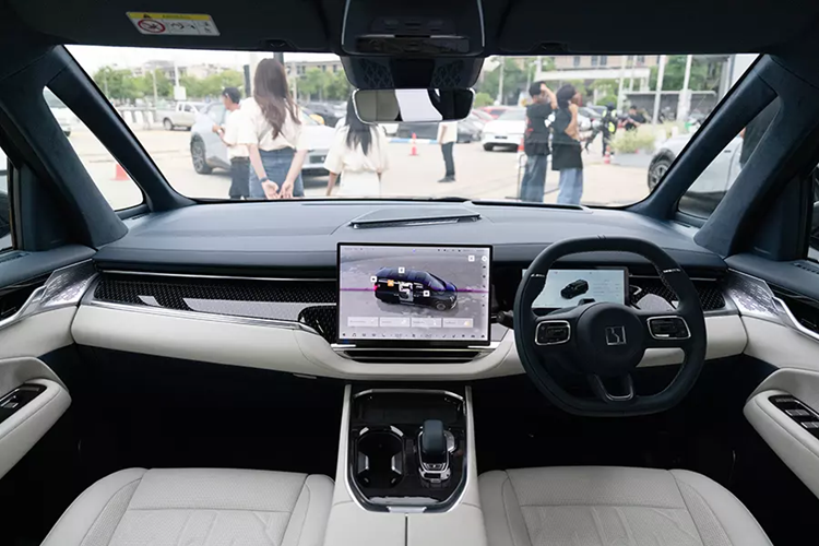 Tại Thái Lan, Zeekr 009 được trang bị tiêu chuẩn: hệ thống treo khí nén, mâm xe hợp kim 20 inch, cấu hình 6 chỗ ngồi (2+2+2) với ghế hành khách chỉnh điện ở hàng ghế thứ hai, cụm đồng hồ kỹ thuật số 10,25 inch