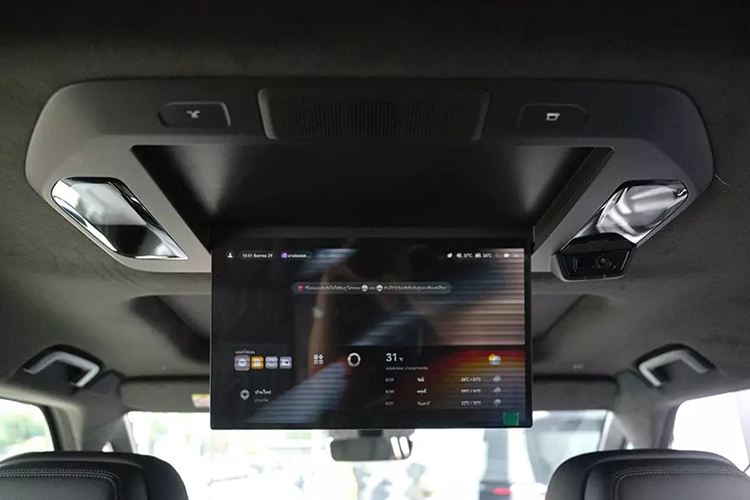 Hệ thống thông tin giải trí màn hình cảm ứng 15,4 inch, màn hình hiển thị cho hành khách phía sau 17 inch, màn hình hiển thị trên kính chắn gió, hệ thống âm thanh vòm Yamaha, cửa trượt điện, cửa sổ trời toàn cảnh hai phần, cửa sau chỉnh điện và bộ hệ thống hỗ trợ người lái tiên tiến.