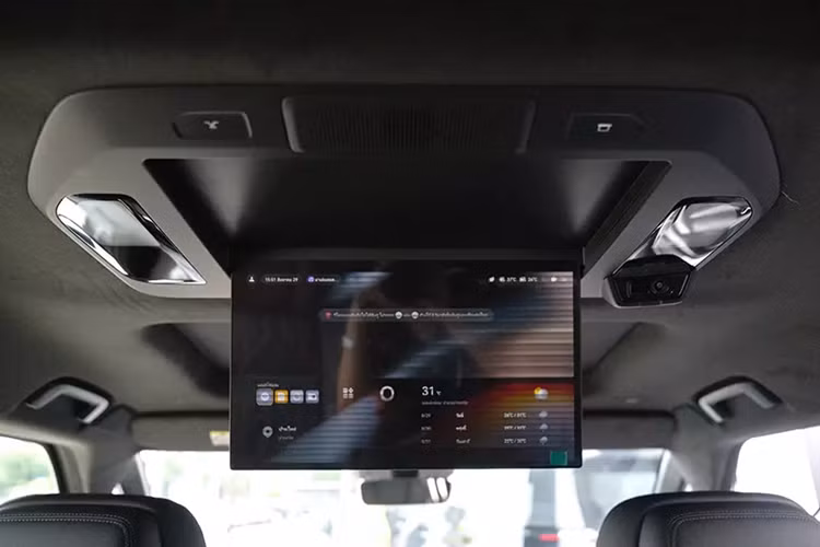 Hệ thống thông tin giải trí màn hình cảm ứng 15,4 inch, màn hình hiển thị cho hành khách phía sau 17 inch, màn hình hiển thị trên kính chắn gió, hệ thống âm thanh vòm Yamaha, cửa trượt điện, cửa sổ trời toàn cảnh hai phần, cửa sau chỉnh điện và bộ hệ thống hỗ trợ người lái tiên tiến.