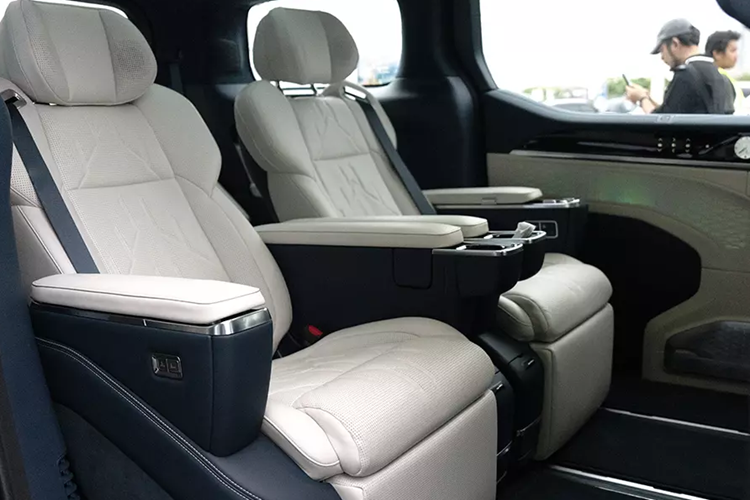 Về màu sơn ngoại thất, có ba màu được cung cấp cho 009 tại Thái Lan, gồm: Crystal White kết hợp với nội thất màu đen, Electric Blue với nội thất màu đen hoặc xám/trắng và Phantom Black với nội thất màu đen hoặc xanh/trắng.