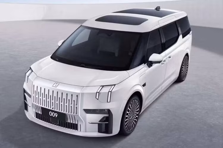  Zeekr 009 2025 mới đã được ra mắt tại thị trường Thái Lan thông qua triển lãm BIMS 2024 vào hồi tháng 3/2024. Mãi đến nay, nhà sản xuất mới công bố giá bán của mẫu MPV này tại xứ sở chùa Vàng.