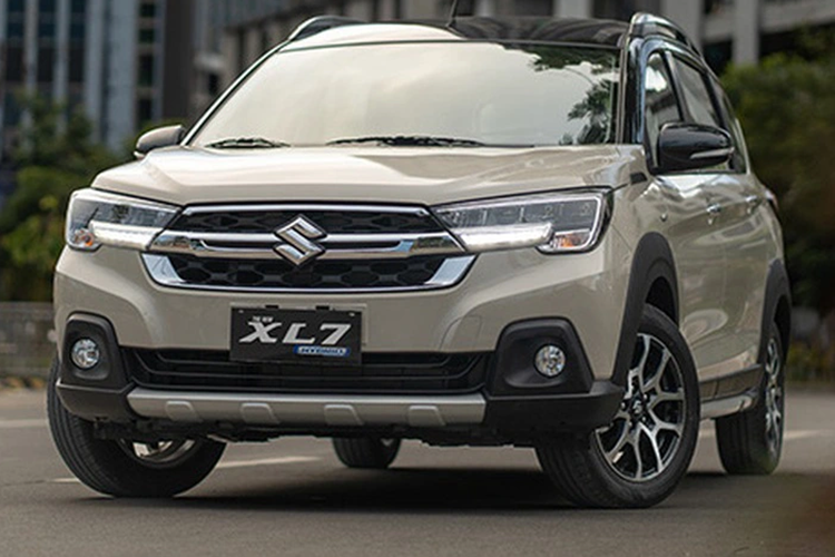 Điều này mang lại hiệu suất vận hành tốt và tiết kiệm nhiên liệu hơn, đó là một điểm cộng lớn cho mẫu xe này. Bên cạnh việc bổ sung hệ truyền động mới, XL7 còn có thêm một số trang bị hiện đại như: đèn bật/tắt tự động, Cruise Control, màn hình 10 inch cảm ứng hỗ trợ kết nối Apple CarPlay/Android Auto không dây...