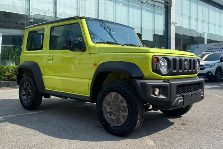Thiết kế hình khối của Jimny chính là điểm nhấn độc đáo cho phân khúc SUV tại Việt Nam mà chưa một mẫu xe nào sở hữu, tạo ra một sự lựa chọn khác biệt cho người tiêu dùng, vừa mạnh mẽ, cá tính nhưng vô cùng thực dụng, phù hợp cho những khách hàng đam mê trải nghiệm Off-road và chinh phục nhiều địa hình.