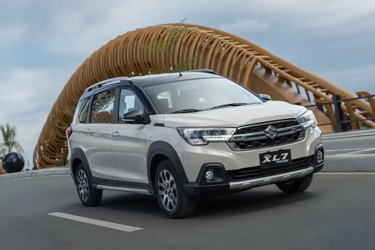 Theo đó, cung cấp sức mạnh cho XL7 hybrid là hệ truyền động hybrid với sự kết hợp của máy xăng 1.5L công suất 103 mã lực, mô-men xoắn 138 Nm với máy phát điện và pin lithium-ion. Sự kết hợp với máy phát điện giúp XL7 Hybrid có tính năng dừng và khởi động lại tự động, cũng như khả năng tăng tốc tốt hơn so với động cơ xăng thuần túy.