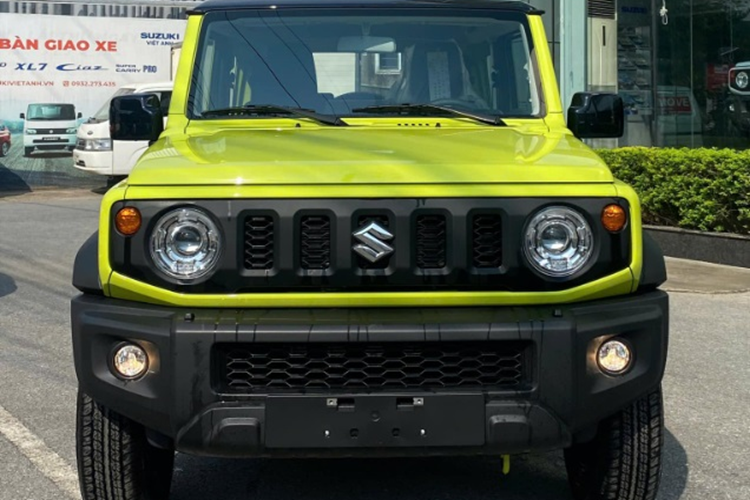 Suzuki Jimny chính thức ra mắt thị trường Việt từ tháng 4/2024. Xe mang phong cách thiết kế cứng cáp, khỏe khoắn với nhiều chi tiết đặc trưng như đèn pha dạng tròn cổ điển, nằm liền với lưới tản nhiệt nan dọc, gương chiếu hậu bản to, cửa khoang hành lý mở ngang hay gắn lốp dự phòng phía sau.