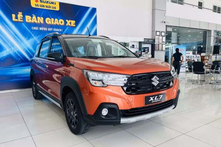 Trong khi đó, mẫu xe Suzuki XL7 hybrid 2024 mới vừa ra mắt thị trường Việt vào ngày 20/8. So với các phiên bản thông thường, Suzuki XL7 Hybrid có điểm khác biệt lớn nhất nằm ở hệ thống truyền động.