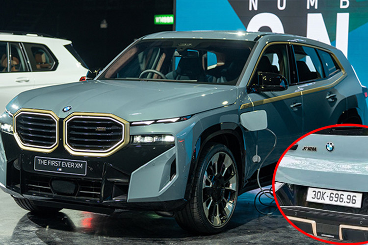 Phía đuôi xe có cụm đèn hậu được thiết kế thanh mảnh, đi cùng ốp màu đen bóng trên cản sau, bộ khuếch tán gió, 2 đèn phản quang nằm dọc và bộ đôi ống xả xếp chồng lên nhau theo chiều dọc. Hãng xe nước Đức cung cấp cho người dùng tuỳ chọn kích thước bộ mâm 21 inch, 22 inch hoặc 23 inch trên BMW XM.