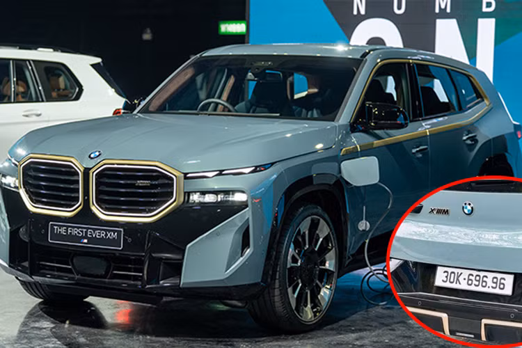 Phía đuôi xe có cụm đèn hậu được thiết kế thanh mảnh, đi cùng ốp màu đen bóng trên cản sau, bộ khuếch tán gió, 2 đèn phản quang nằm dọc và bộ đôi ống xả xếp chồng lên nhau theo chiều dọc. Hãng xe nước Đức cung cấp cho người dùng tuỳ chọn kích thước bộ mâm 21 inch, 22 inch hoặc 23 inch trên BMW XM.