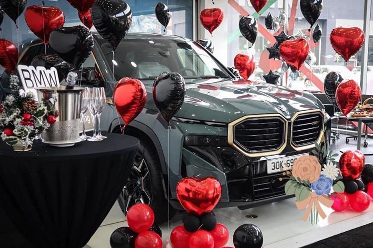 BMW XM gia hon 10 ty dong dau tien ra bien so tai Viet Nam