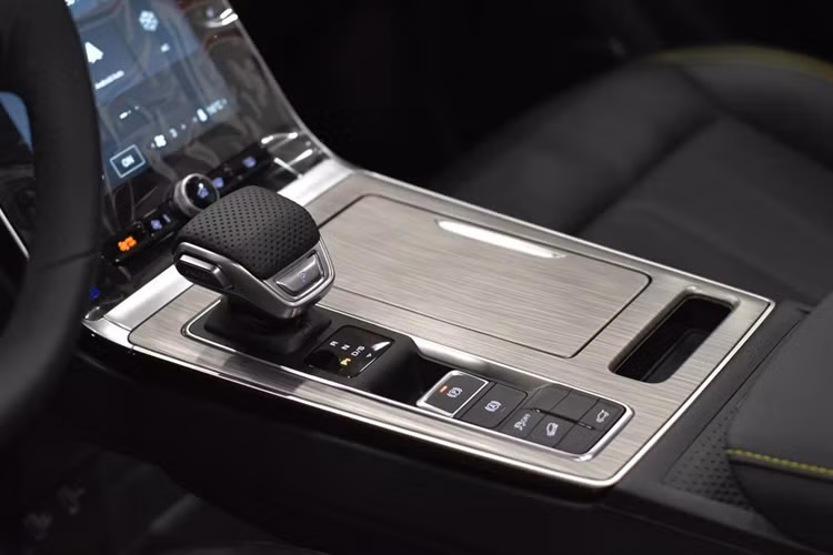 Xe còn có một số trang bị nổi bật khác như: hệ thống định vị vệ tinh GPS, chìa khóa thông minh, khởi động nút bấm, phanh tay điện tử, sạc điện thoại không dây và cửa sổ trời toàn cảnh Panorama.