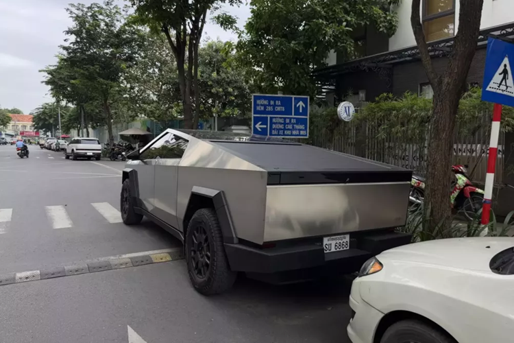 Chưa hết, Tesla Cybertruck 2024 còn được trang bị kính cường lực có khả năng ngăn vỡ tốt hơn. Hãng Tesla khẳng định kính sẽ không vỡ ngay cả khi va chạm với một quả bóng chày ở vận tốc 112 km/h. Ngoài thiết kế ngoại thất vuông thành sắc cạnh như xe đến từ tương lai, Tesla Cybertruck còn được trang bị thùng sau dài 1.828 mm và rộng 1.219 mm.