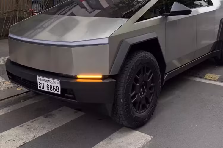 Điểm nhấn của mẫu xe bán tải thuần điện Tesla Cybertruck 2024 mới xuất hiện ở Việt Nam chính là phần thân vỏ bên ngoài bằng thép không gỉ và không sơn màu. Ông Musk miêu tả phần thân vỏ này như "bộ xương bên ngoài" giúp Cybertruck có độ cứng xoắn cao hơn cả siêu xe McLaren P1 và chống được đạn.