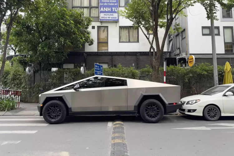 Vận tốc tối đa của xe tăng lên 209 km/h trong khi phạm vi di chuyển giảm xuống còn 515 km. Nếu có thêm pin bổ sung như phiên bản AWD, Tesla Cybertruck Cyberbeast 2024 có thể chạy được 708 km.