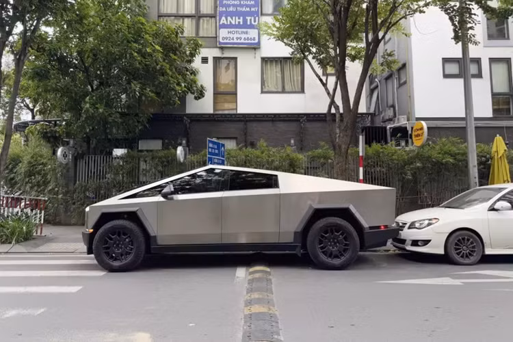 Vận tốc tối đa của xe tăng lên 209 km/h trong khi phạm vi di chuyển giảm xuống còn 515 km. Nếu có thêm pin bổ sung như phiên bản AWD, Tesla Cybertruck Cyberbeast 2024 có thể chạy được 708 km.