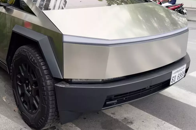 Tesla Cybertruck còn hot đến mức vị tỷ phú giàu nhất thế giới tìm cách để người mua bán lại xe kiếm lời, dù vậy, trên thị trường xe vẫn xuất hiện hàng trăm xe Tesla Cybertruck tìm chủ mới, và 1 chiếc đã được 1 garage chuyên sửa chữa siêu xe nhập về Lào, ra biển lộc phát của nước bạn trước khi vận chuyển về nước.