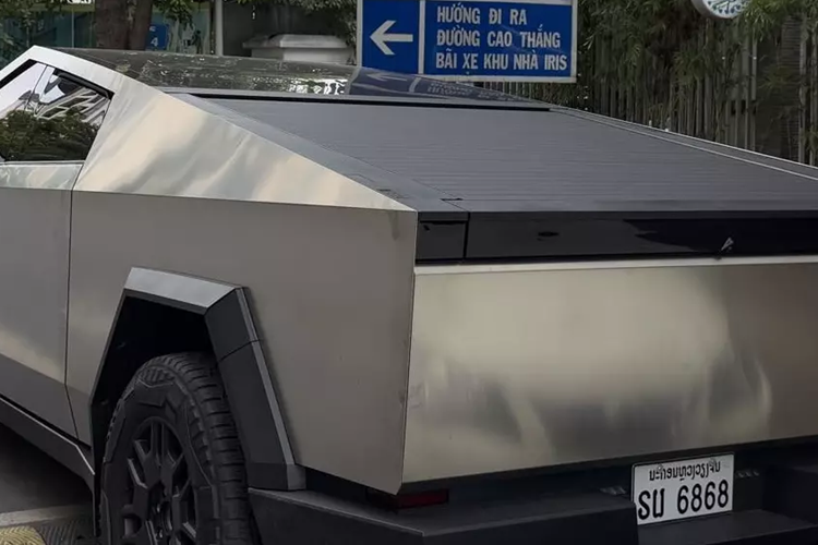 Tại thị trường Mỹ, giá xe Tesla Cybertruck 2024 dao động từ 60.990 - 99.990 USD cho 3 phiên bản. Theo kế hoạch, 2 phiên bản AWD và Cyberbeast sẽ có mặt trên thị trường trước. Đến năm 2025, hãng Tesla mới bắt đầu bán bản RWD ra thị trường. Xe về Việt Nam thuộc bản Cyberbeast, giá lăn bánh mang biển Lào có thể trên 6 tỷ đồng.