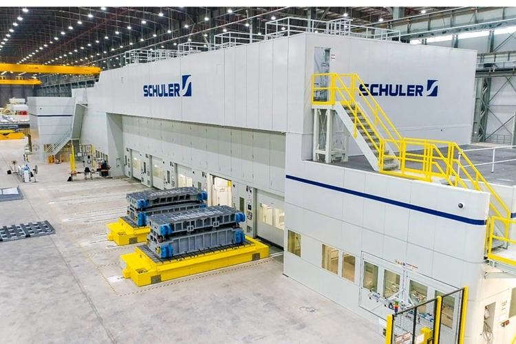 Thậm chí, việc cắt thép để tạo thành các đường nét cũng đòi hỏi kỹ thuật khác biệt so với thép cán nóng. Bên cạnh đó, việc thép cán nguội có độ bền cao cũng khiến việc sơn phủ và hoàn thiện bề mặt trở nên khó khăn hơn, đòi hỏi các lớp phủ bảo vệ đặc biệt để duy trì vẻ ngoài thẩm mỹ và chống lại các tác động từ môi trường.