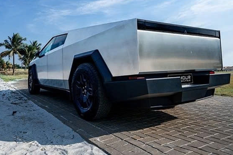 Chi phí thay thế và sửa đắt đỏ, thời gian chờ đợi để sửa chữa xe cũng mất khá lâu. Ví dụ như, một chiếc xe thông thường chỉ mất một ngày để sửa chữa, thay thế phụ tùng còn Cybertruck phải mất đến vài ngày hoặc thậm chí một tuần do cần có các thiết bị đặc biệt và kỹ thuật sửa chữa phức tạp.