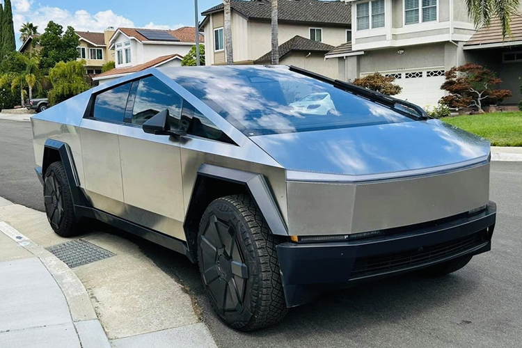 Chưa hết, không phải trung tâm sửa chữa nào cũng có thể sửa chữa Cybertruck, người dùng phải “đỏ mắt” tìm kiếm mới có thể chọn được trung tâm có chuyên môn và công nghệ phù hợp.