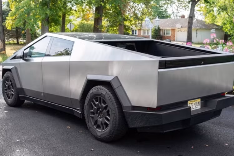 Cụ thể, nếu phần thân xe bị hư hại cần thay thế, chi phí có thể lên đến 10.000 - 15.000 USD (254,25 - 381,3 triệu đồng). Sở dĩ phải chi trả số tiền lớn như vậy là do Cybertruck có khung thép cứng khó thay thế từng mảnh mà phải thay cả khung.