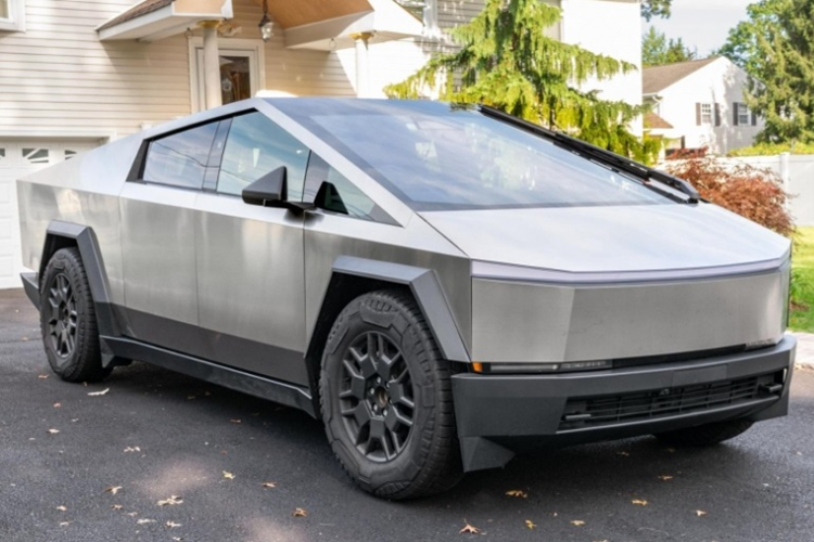 Dù vẻ ngoài có phần hơi thô kệch nhưng thực tế, Tesla Cybertruck 2024 mới lại là một trong những mẫu xe đầu tiên sử dụng thép không gỉ cán nguội để làm phần khung xe. Đây là một vật liệu siêu cứng và có khả năng chống đạn cấp độ thấp (9mm).