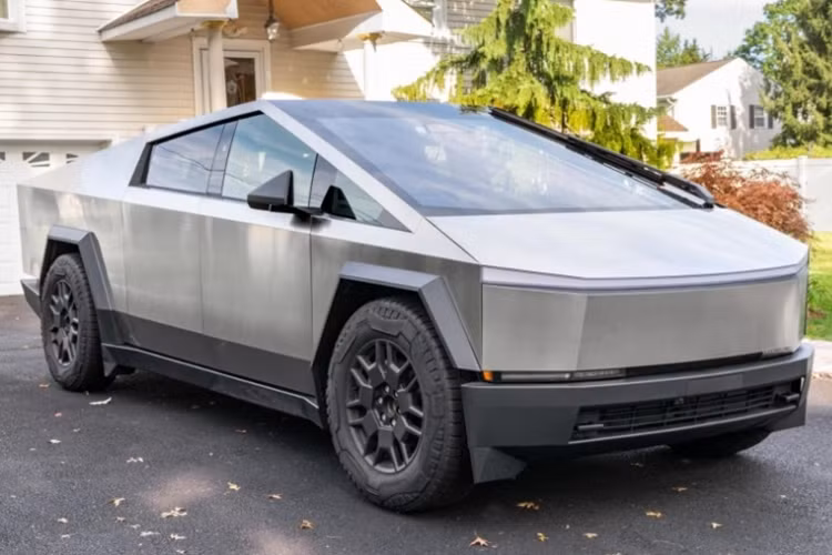 Dù vẻ ngoài có phần hơi thô kệch nhưng thực tế, Tesla Cybertruck 2024 mới lại là một trong những mẫu xe đầu tiên sử dụng thép không gỉ cán nguội để làm phần khung xe. Đây là một vật liệu siêu cứng và có khả năng chống đạn cấp độ thấp (9mm).