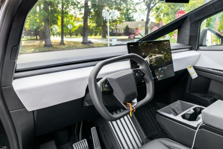 Thông thường, các mẫu xe khác sẽ có phần thân và khung xe được thiết kế để hấp thụ lực khi va chạm, giúp giảm thiểu thương tích cho người bên ngoài và bên trong xe. 