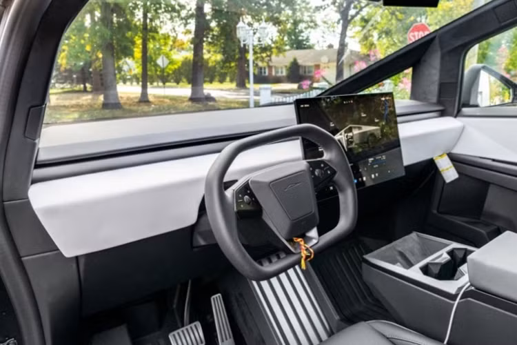 Thông thường, các mẫu xe khác sẽ có phần thân và khung xe được thiết kế để hấp thụ lực khi va chạm, giúp giảm thiểu thương tích cho người bên ngoài và bên trong xe. 