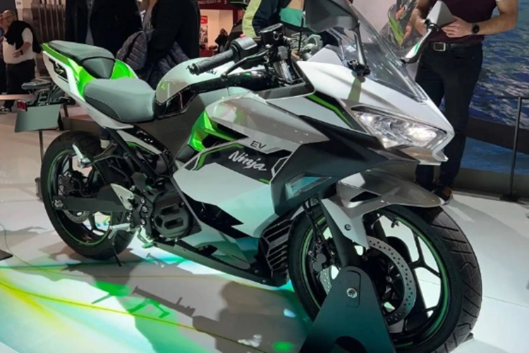 Khi dùng chế độ Eco, xe sẽ có công suất thấp hơn và bị giới hạn ở tốc độ 64 km/giờ nhưng có thể đạt tốc độ 76 km/giờ ở chế độ tăng tốc (còn gọi là tính năng E-Boost). Chế độ Road cung cấp tốc độ cao hơn, ở mức 88 km/h nhưng có thể tăng tốc lên tới 105 km/h.