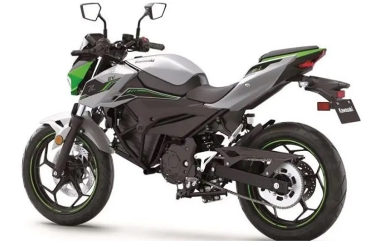 Không chỉ gây ấn tượng về hiệu suất mà bộ đôi xe này còn được trang bị nhiều công nghệ hiện đại như: màn hình TFT 4.3 inch, tích hợp Bluetooth. Chủ xe có thể dễ dàng kết nối điện thoại với xe để điều chỉnh cài đặt và giám sát hiệu suất.