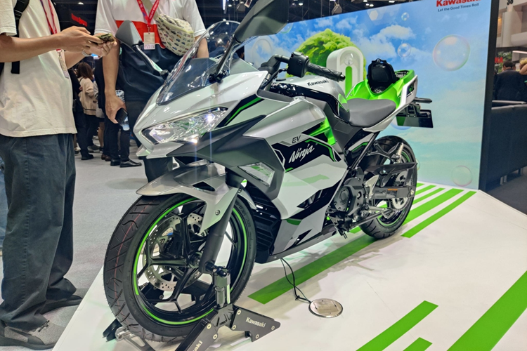 Về trang bị an toàn, bộ đôi xe điện có phanh đĩa đơn ở cả hai bánh và phanh ABS hai kênh, đi cùng cặp vành đúc 17 inch. Tại Mỹ, mức giá xe Kawasaki Ninja e-1 là 7.599 USD (giá quy đổi 187,3 triệu đồng), trong khi Z e-1 có giá là 7.299 USD (giá quy đổi 179,9 triệu đồng).