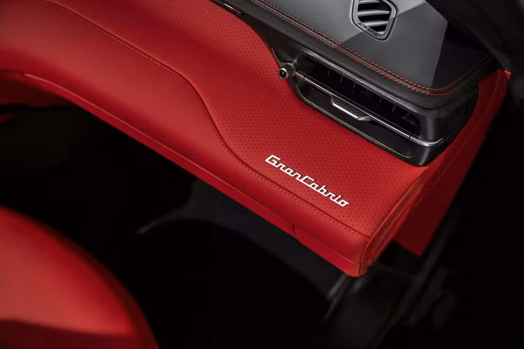 GranCabrio 2024 có thể tăng tốc 0-100 km/h trong vòng 3,6 giây, trước khi chạm đến ngưỡng vận tốc tối đa 315 km/h, ít hơn khoảng 5 đơn vị so với bản mui cứng GranTurismo. Hiện chưa rõ Maserati có kế hoạch cung cấp thêm phiên bản dùng động cơ V6 (cấu hình Modena) hoặc hệ truyền động thuần điện (cấu hình Folgore) cho GranCabrio 2024 hay không.