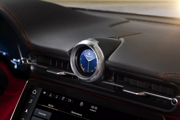 Đó cũng có thể là lý do chính khiến Maserati chỉ giới thiệu GranCabrio 2024 với cấu hình Trofeo cao cấp và mạnh mẽ nhất trong danh mục sản phẩm dùng động cơ đốt trong. Xe vận hành bằng khối máy xăng Nettuno V6 3.0L công suất 542 mã lực (405 kW) và mô-men xoắn cực đại 650 Nm, truyền sức kéo đến cả 4 bánh thông qua hộp số tự động 8 cấp.