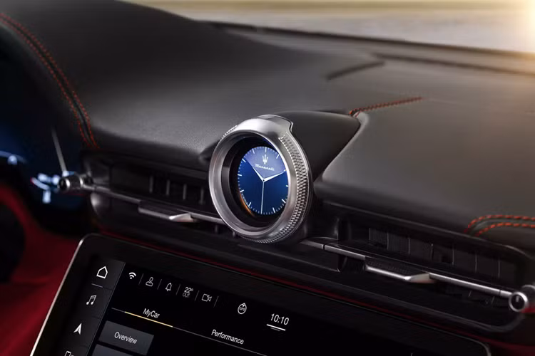 Đó cũng có thể là lý do chính khiến Maserati chỉ giới thiệu GranCabrio 2024 với cấu hình Trofeo cao cấp và mạnh mẽ nhất trong danh mục sản phẩm dùng động cơ đốt trong. Xe vận hành bằng khối máy xăng Nettuno V6 3.0L công suất 542 mã lực (405 kW) và mô-men xoắn cực đại 650 Nm, truyền sức kéo đến cả 4 bánh thông qua hộp số tự động 8 cấp.