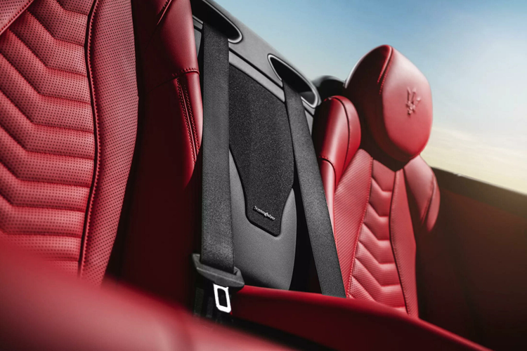 Cách sắp xếp nội thất GranCabrio 2024 hầu như không khác biệt mấy so với GranTurismo. Phía sau vô-lăng là màn hình đồng hồ 12,2 inch, còn ở chính giữa táp-lô là 2 màn hình cảm ứng xếp liền nhau, phía trên là màn hình giải trí 12,3 inch còn bên dưới là màn hình 8,8 inch dùng để điều khiển các chức năng, chủ yếu là phần điều hòa nhiệt độ.