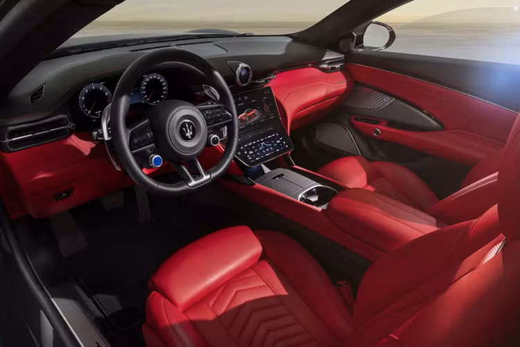 Với 6 lựa chọn màu sơn ngoại thất xe gồm Nero Assoluto, Blu Modena, Bianco Astro, Grigio Incognito, Grigio Maratea Matte và một màu xanh lục ánh kim chưa được tiết lộ tên gọi. Mui xe khi gập gọn lại chiếm một khoảng tương đối lớn bên trong khoang hành lý, khiến thể tích khu vực này giảm xuống chỉ còn 113 lít.